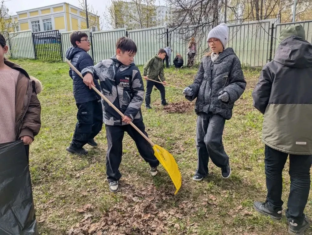 🌿Весна — время перемен и чистоты!  В нашей школе вовсю кипит  неделя весенних субботников! 🧹🍃  Ребят
