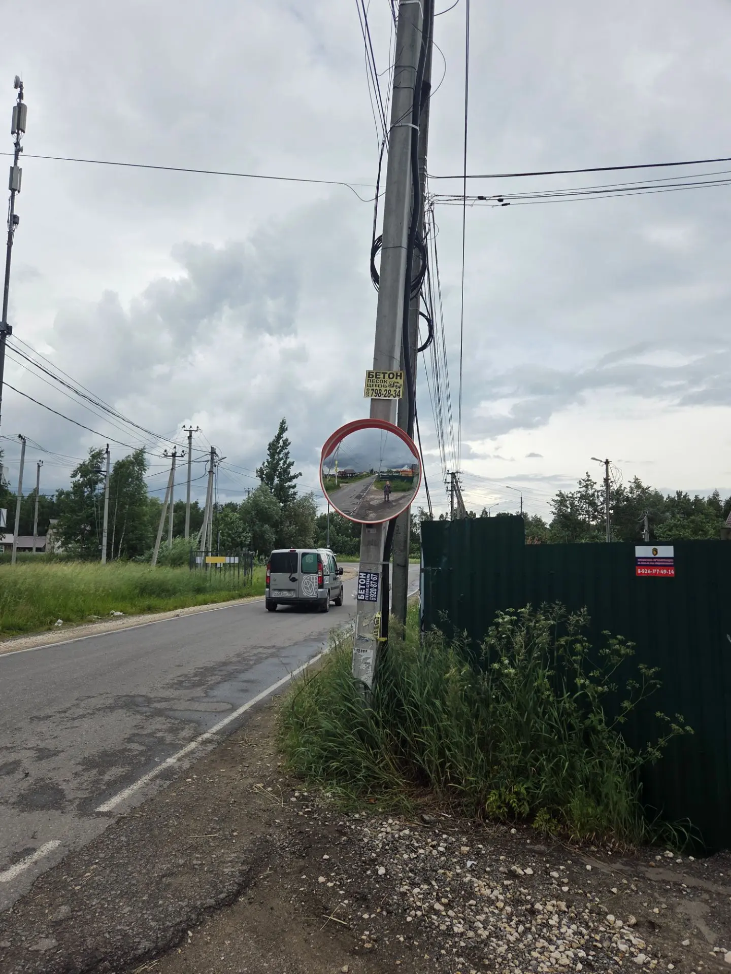 На выезде N 1 установлено зеркало безопасности.