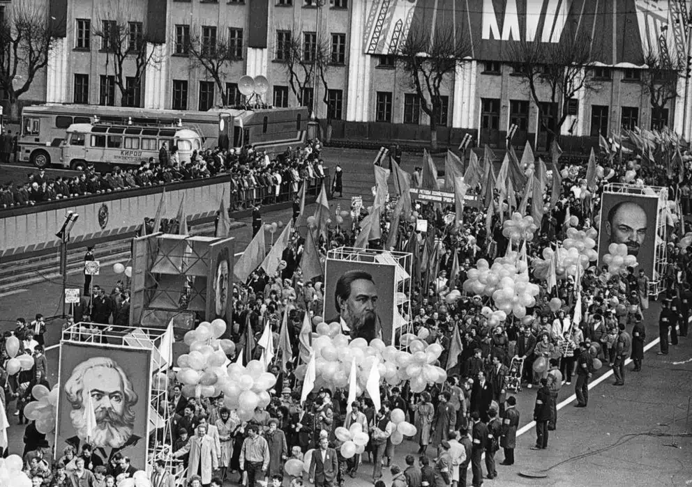 Площадь Конституции СССР. Первомайская демонстрация. 1989 год.