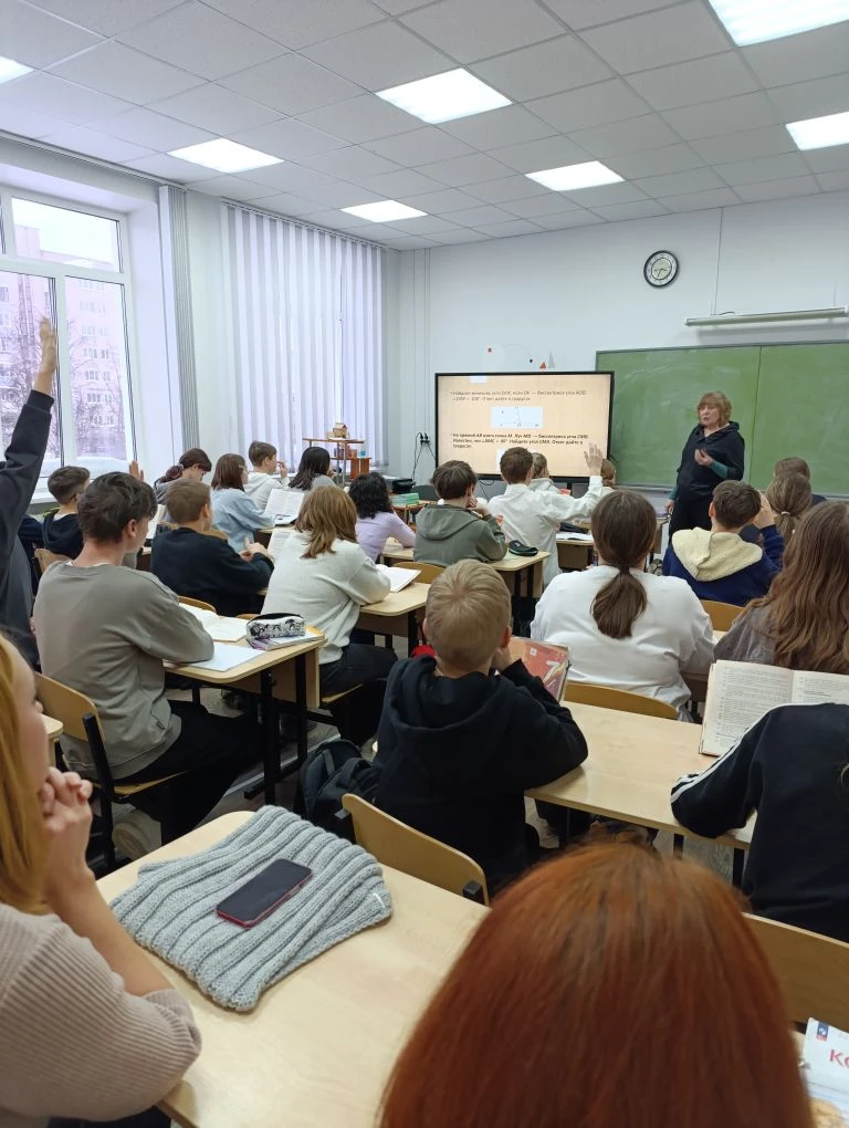 Сегодня в рамках предметной недели в 7В классе прошел открытый урок по геометрии, на который были пр