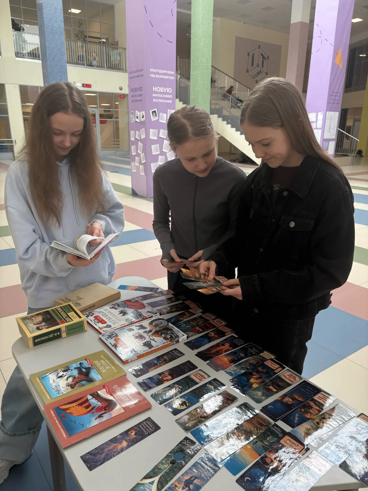 В нашей школе прошел День книгодарения  Ребята из разных классов приносили свои книги и менялись ими