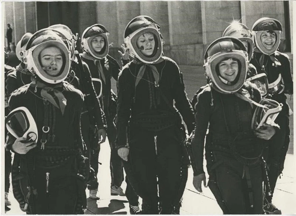 1965 год. Праздник пионерии и юные «космонавты» - шлемы, улыбки и мечта о звездах, кото...