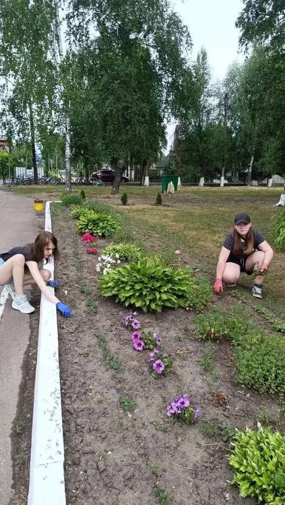 🌱Что делают в трудовом объединении? Конечно, трудятся!
Сегодня ребята привели в порядок клумбы, авт