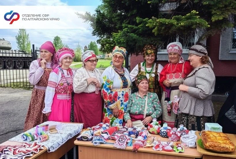 #Фоторепортаж: активисты Центра общения старшего поколения в Шипуновском районе помогают бойцам СВО
