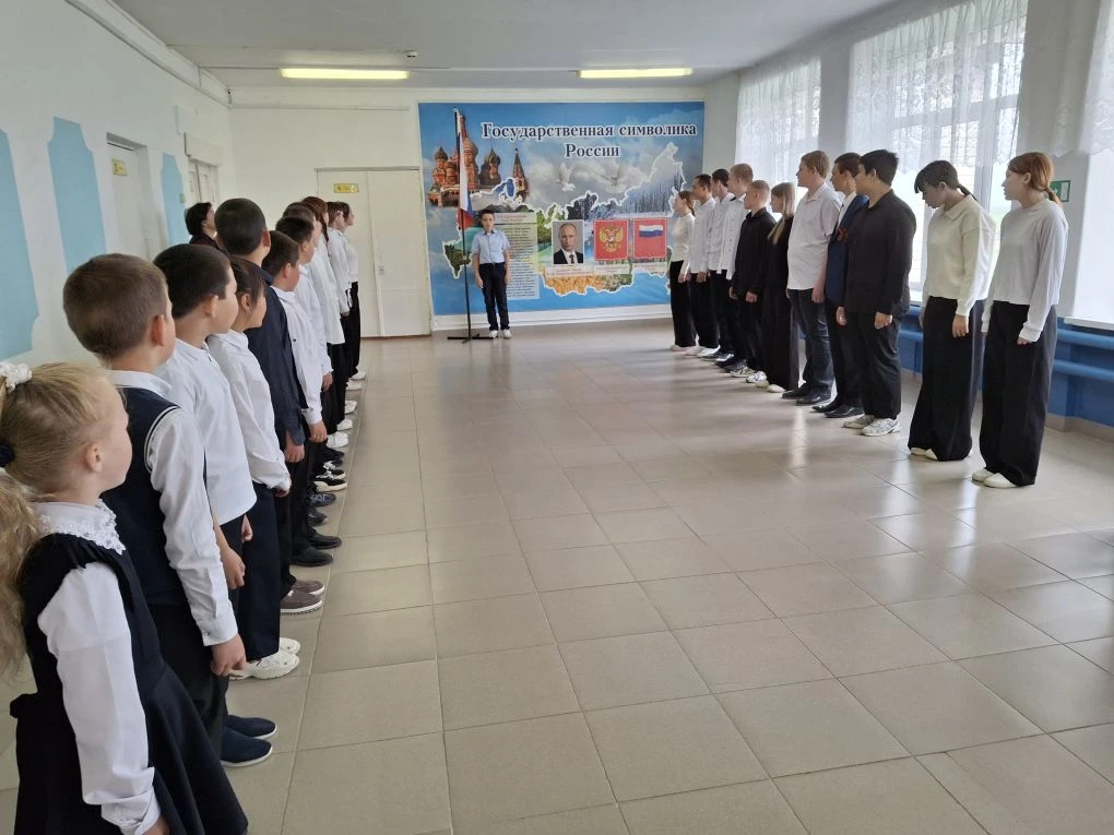 📝 Сегодня, 12 мая 2026 года, учебная неделя в школе традиционно началась с церемонии п...