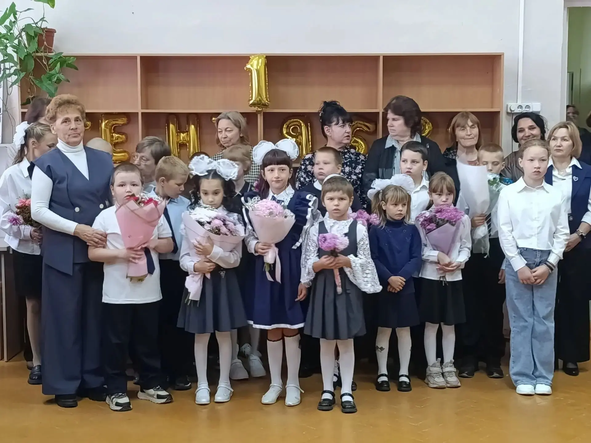 Сегодня в нашей школе прошла торжественная линейка, посвященная началу нового учебного ...