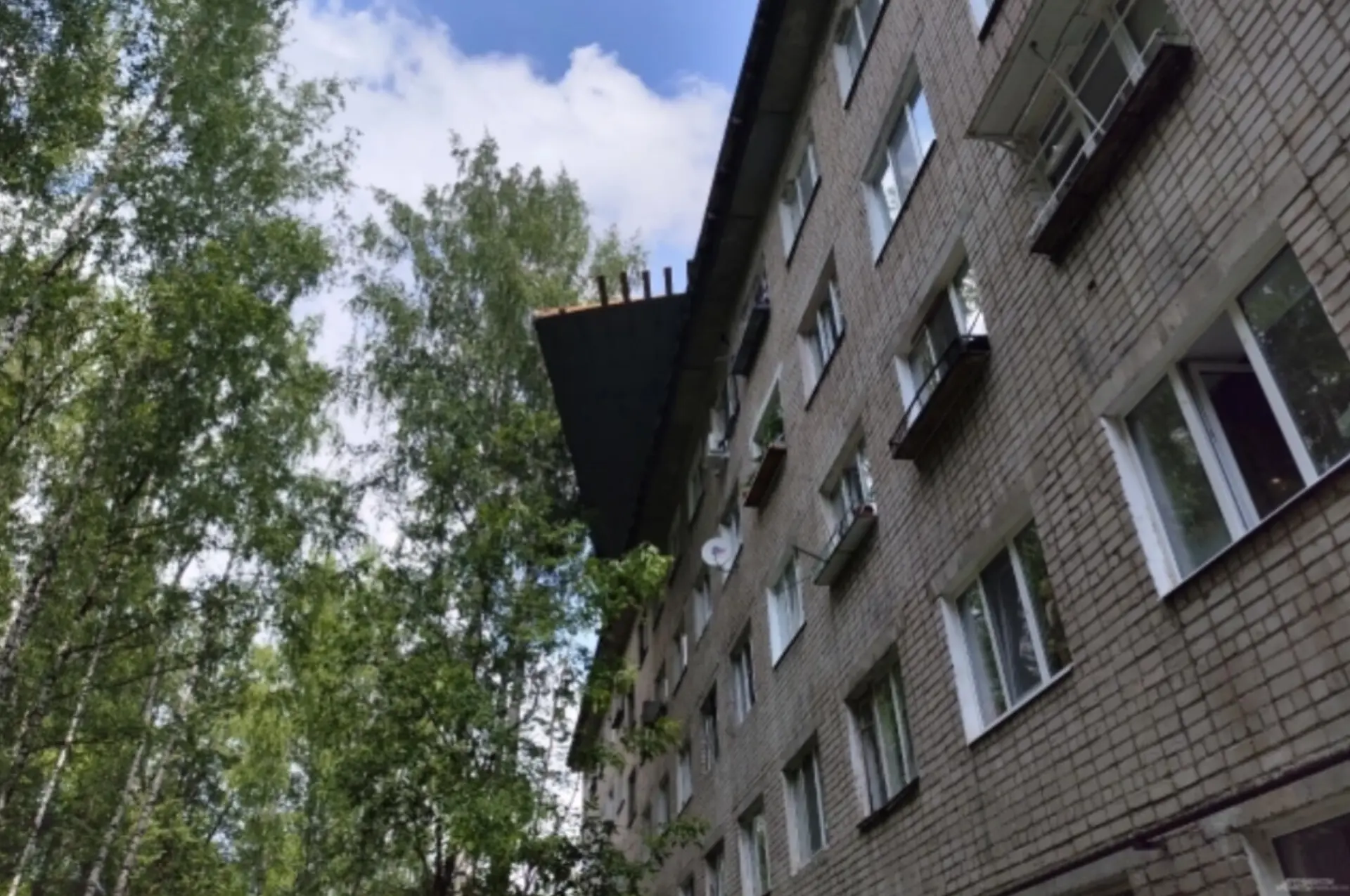 Жильцы дома на улице Дедюкина, 7 самостоятельно убирают обломки упавшей крыши, рассказали корреспонд