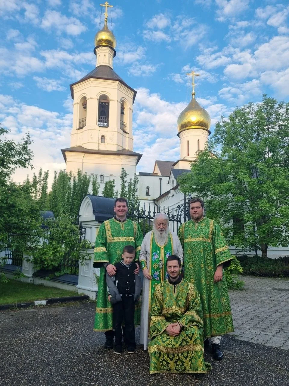 С Праздником Святой Троицы 🌿 Всех обнимаем)))