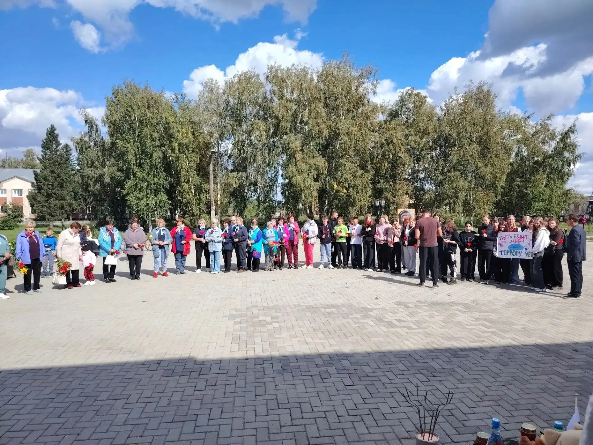 В День солидарности в борьбе с терроризмом молодежь поселка Мирный поддержала всероссий...