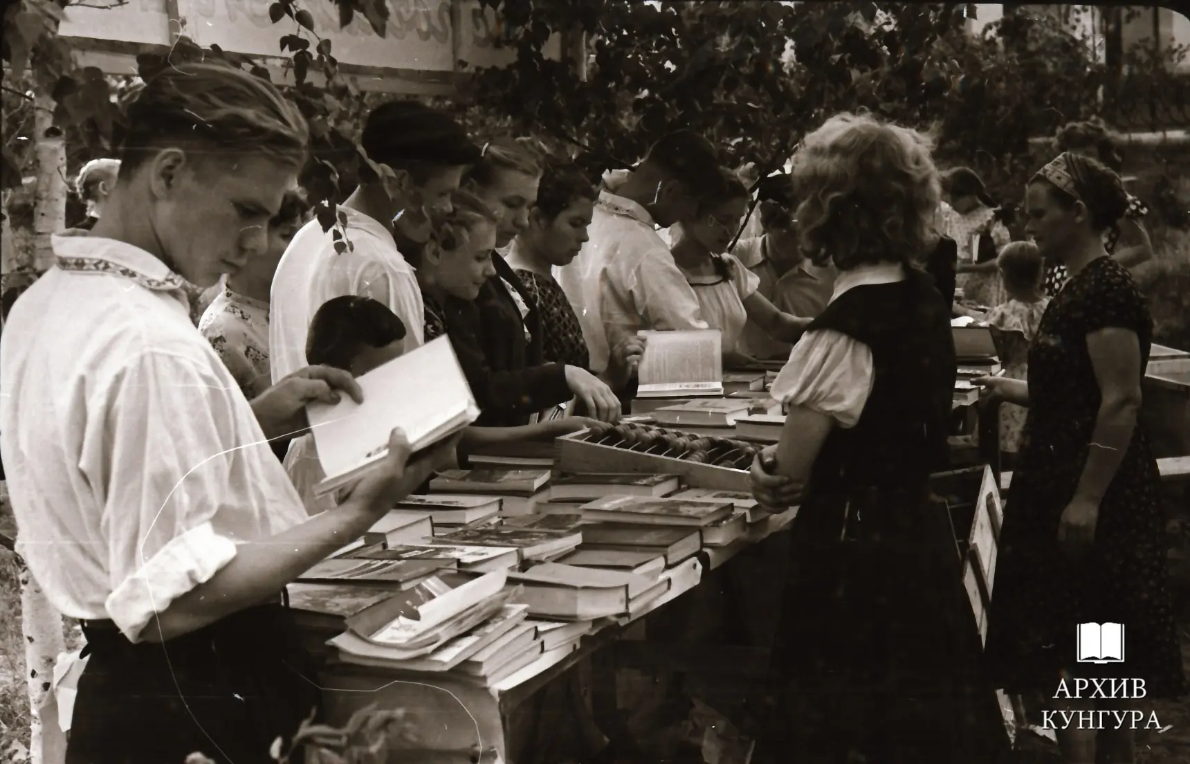 Жители города Кунгура на книжном базаре в День молодежи, 1958 г.

👉 Подслушано Кунгур. Подписаться