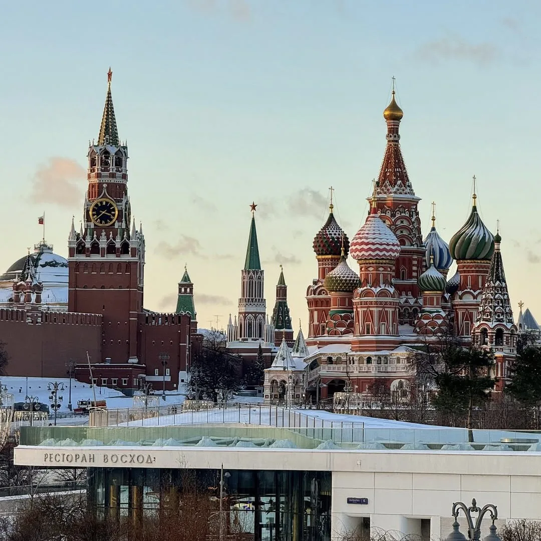 Москва, где прошлое парит над будущим 💫