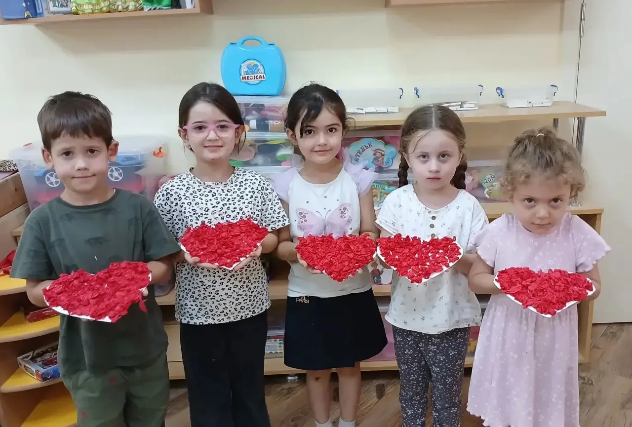 🧡 «Доброе сердце» из цветной бумаги: занятие в группе «Сафари-2»