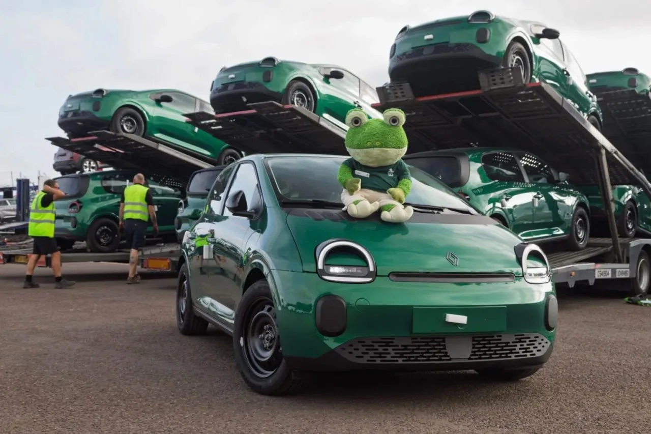 🧠🇫🇷 Французы привезли в Великобританию сотню новых Twingo… чтобы на них просто посмо...