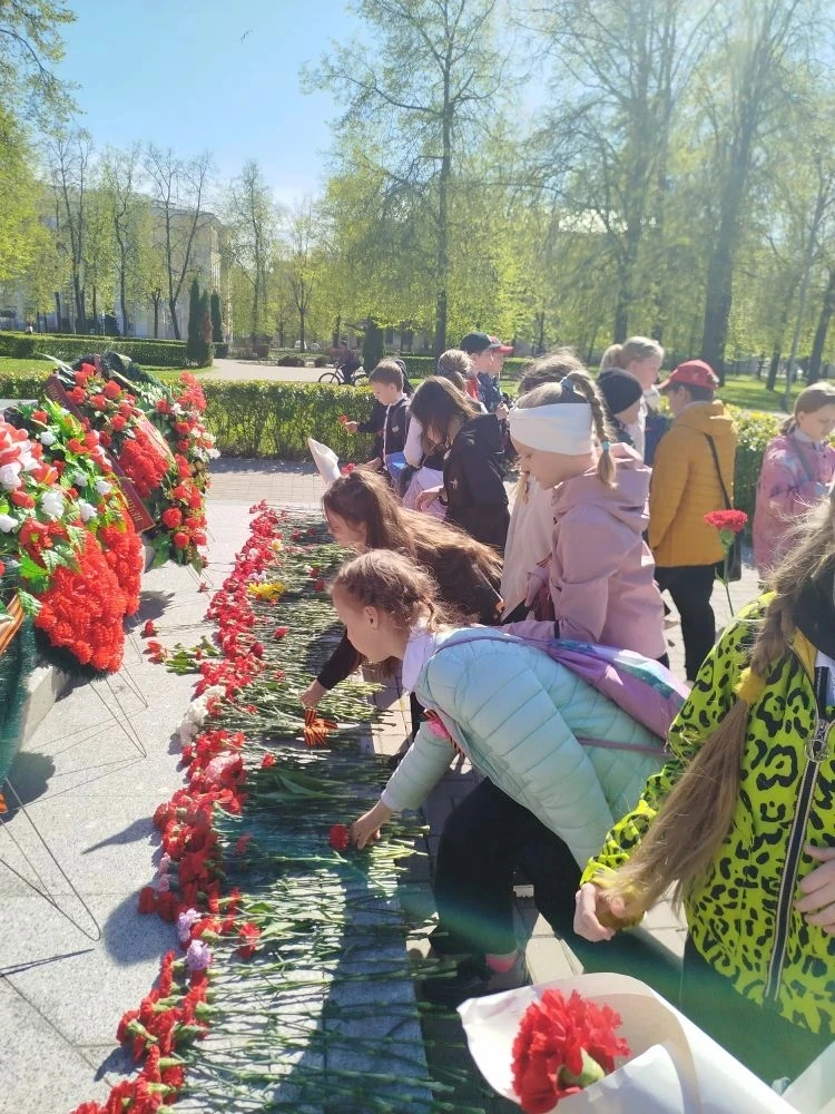 Ученики 3 Б класса почтили память героев Великой Отечественной войны!  В преддверии Дня Победы ребят