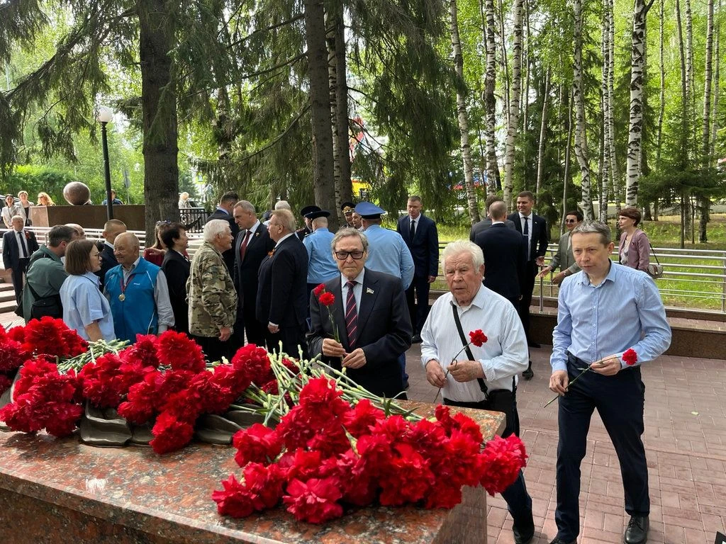 Заместитель Председателя Думы Югры Еремей Айпин почтил подвиг поколений в День памяти и скорби.

htt