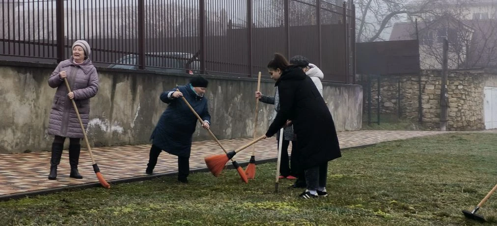 Сегодня в нашей гимназии прошел субботник! 🌿   Учителя активно приняли участие в уборке территории, 