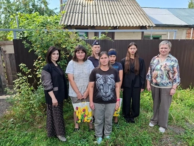 Котовские полицейские помогают школьникам собраться к 1 сентября: акция «Помоги пойти у...