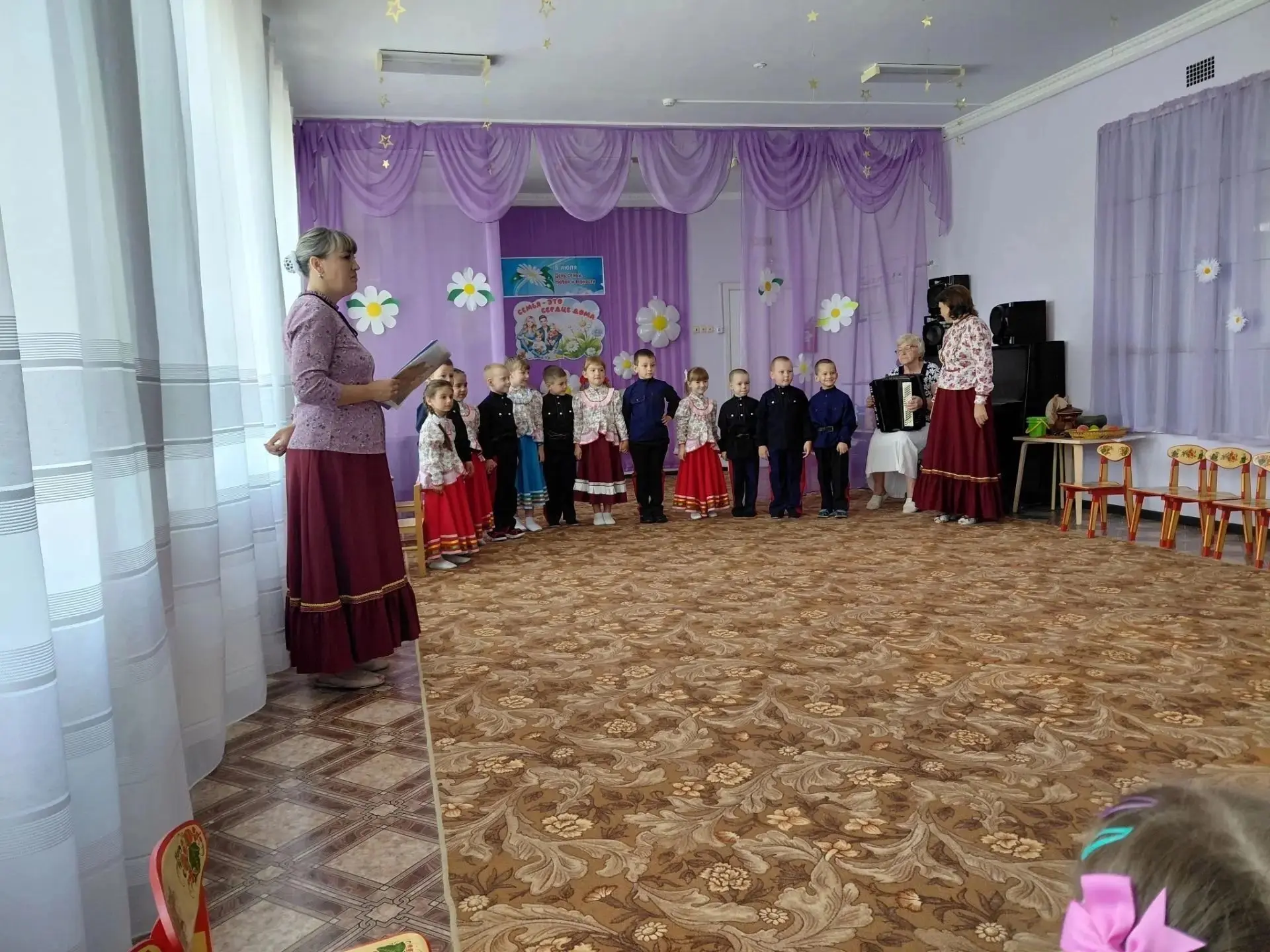 Весёлый задорный праздник в казачьем стиле к Дню семьи, любви и верности прошёл у нас.