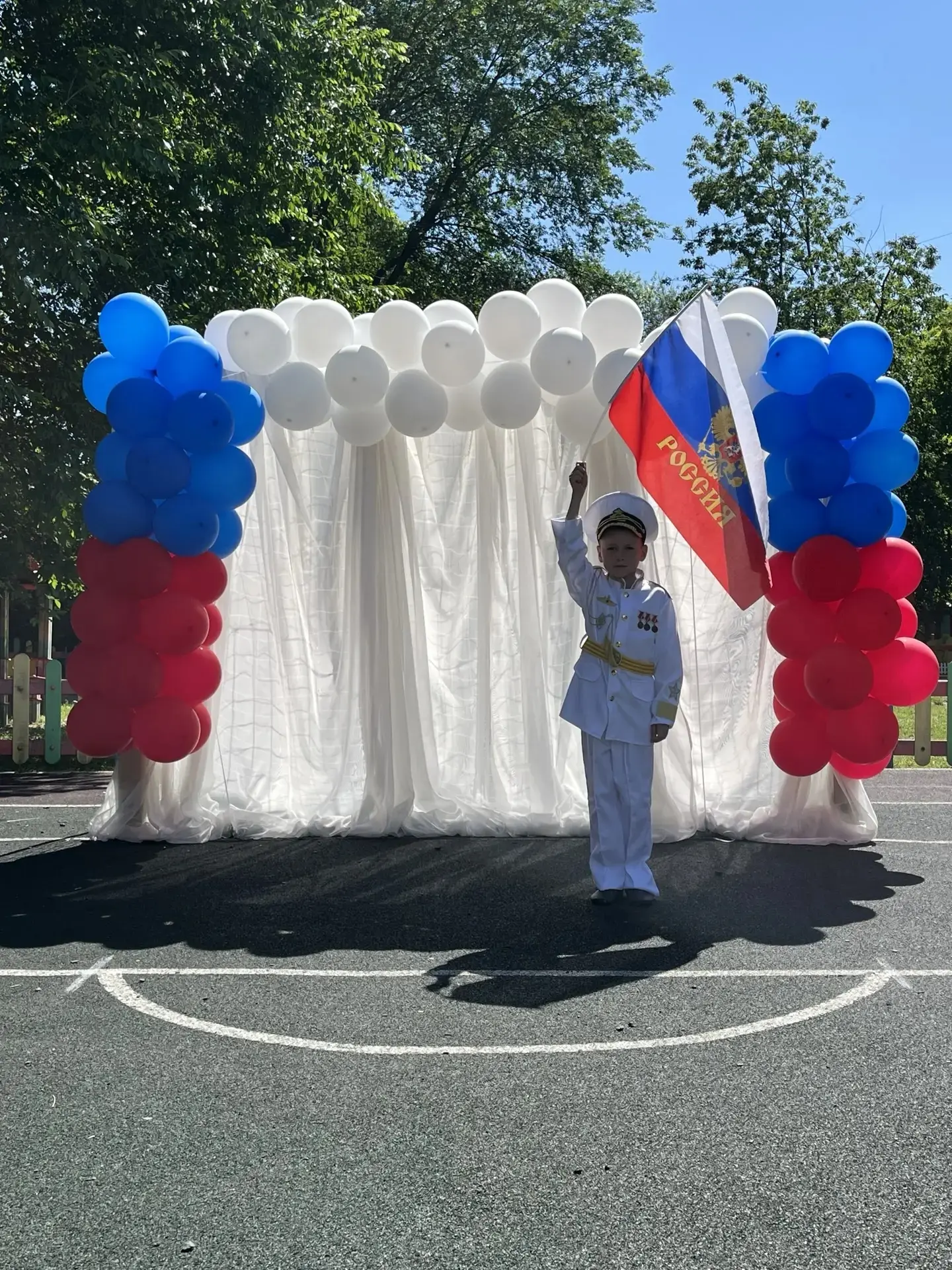 🇷🇺Теплый летний день, украшенный бело-сине-красными шарами и флагами, наполнил детский сад особой 