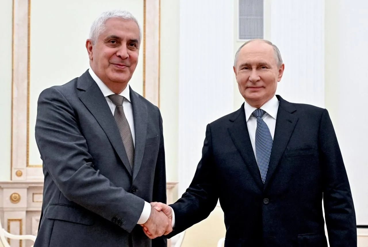 Камболов поздравил Путина с днем рождения