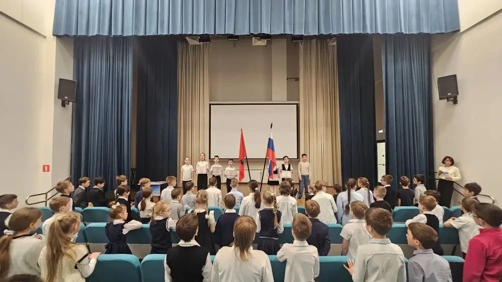 🇷🇺 ТОРЖЕСТВЕННОЕ ПОДНЯТИЕ ФЛАГА  В понедельник прошло традиционное торжественное поднятие флага Росс