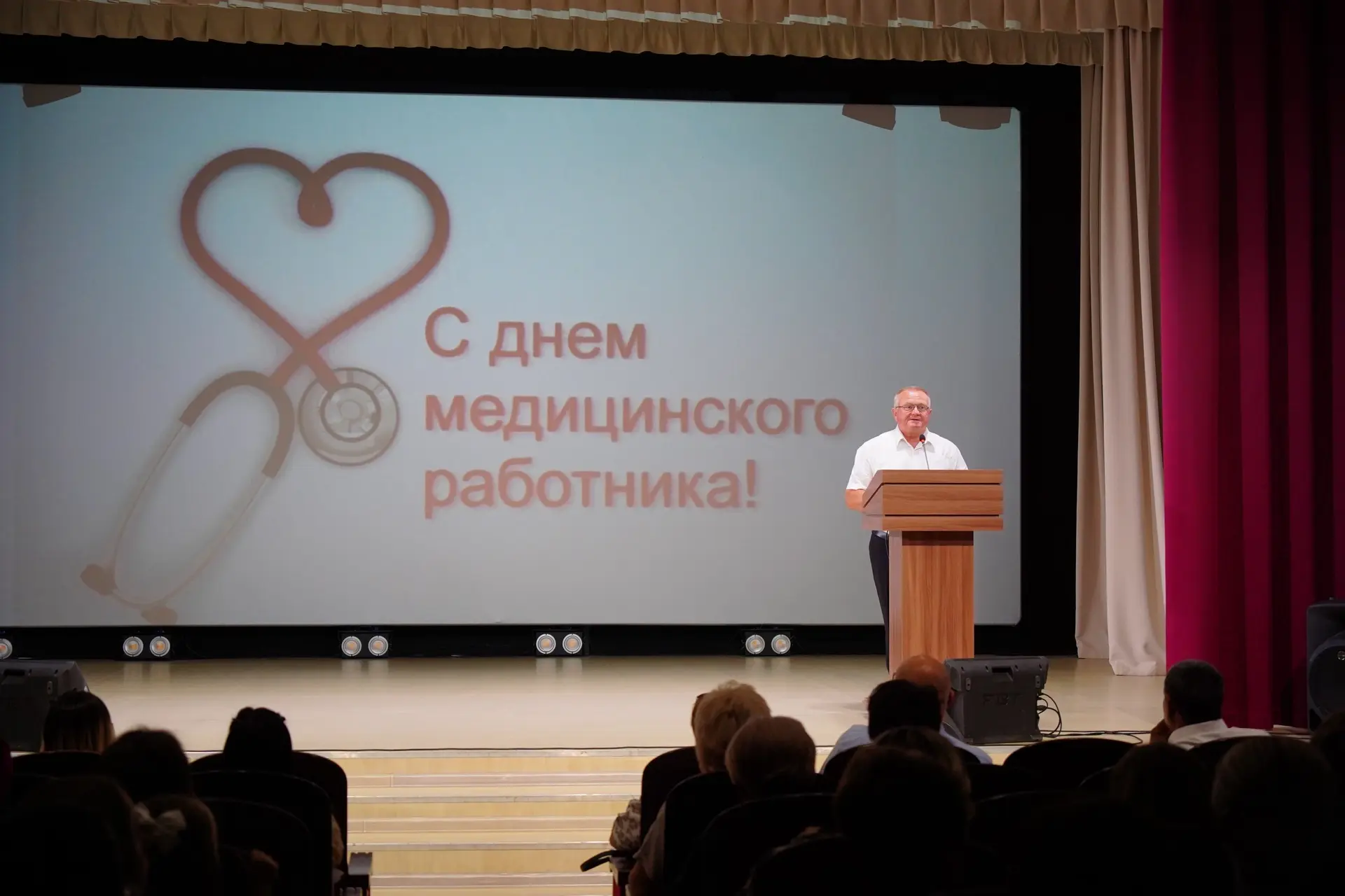 С праздником, герои в белых халатах! 🩺

В канун профессионального дня чествовали медицинских работн
