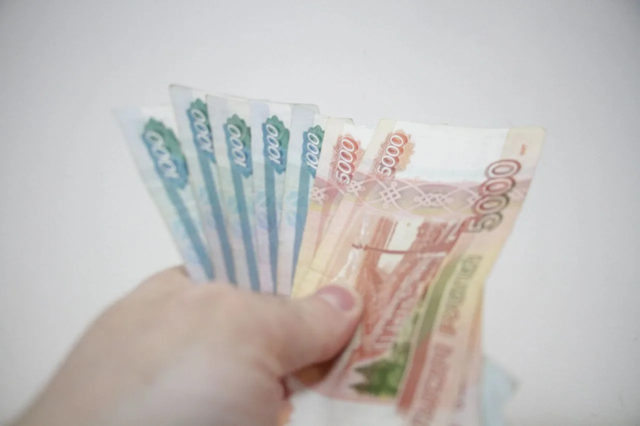😱Очередной жертвой мошенников стал серовский дворник. Мужчина с окладом в 17 тысяч рублей решил поуч