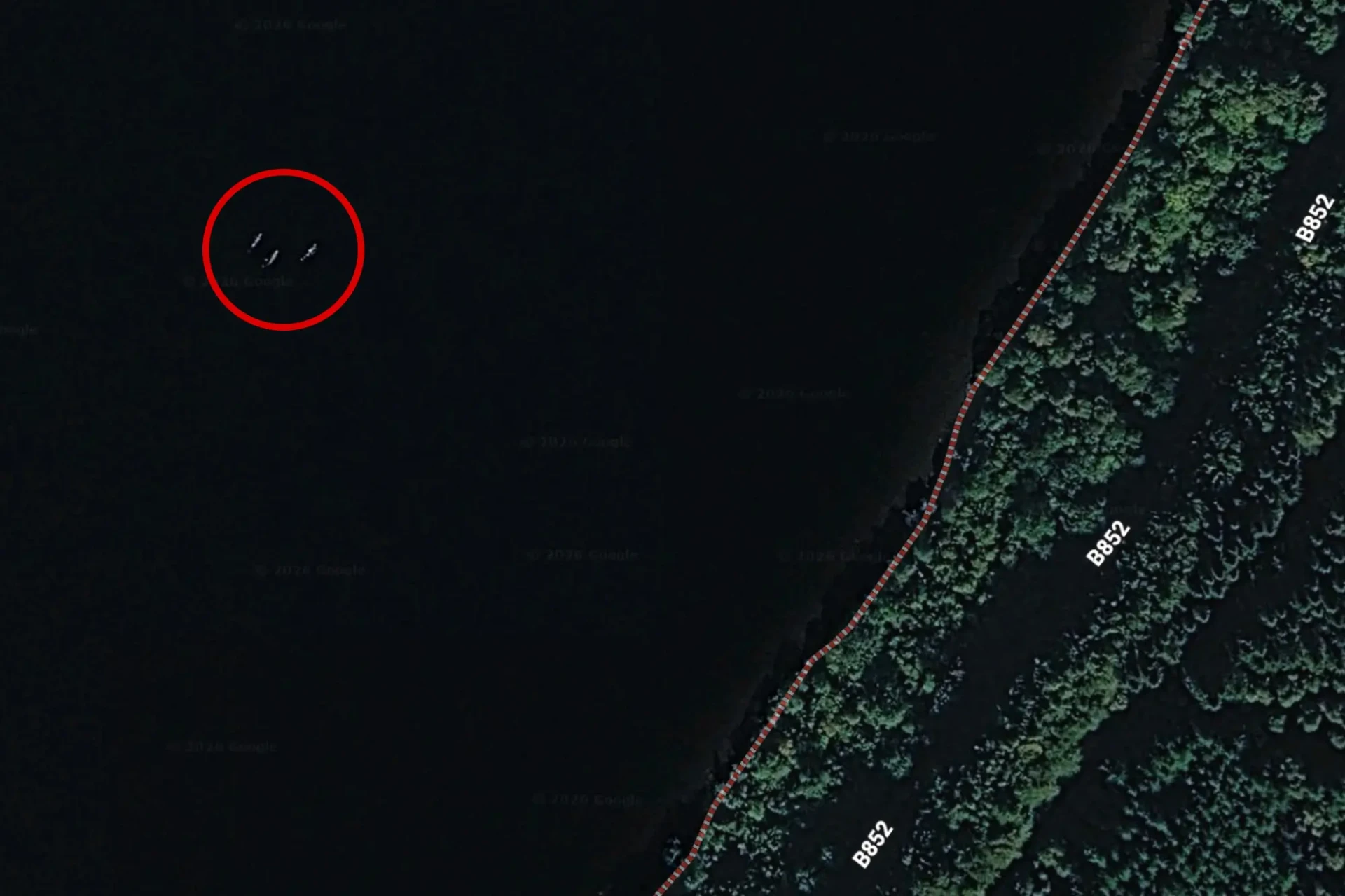 На снимке Google Earth под поверхностью озера Лох-Несс видны загадочные фигуры