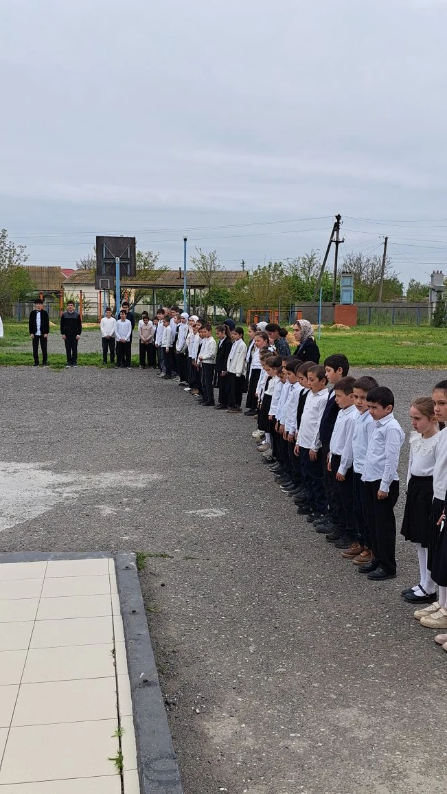 ✅️4.05 Утро понедельника по традиции начали с линейки поднятия флага РФ под исполнением...