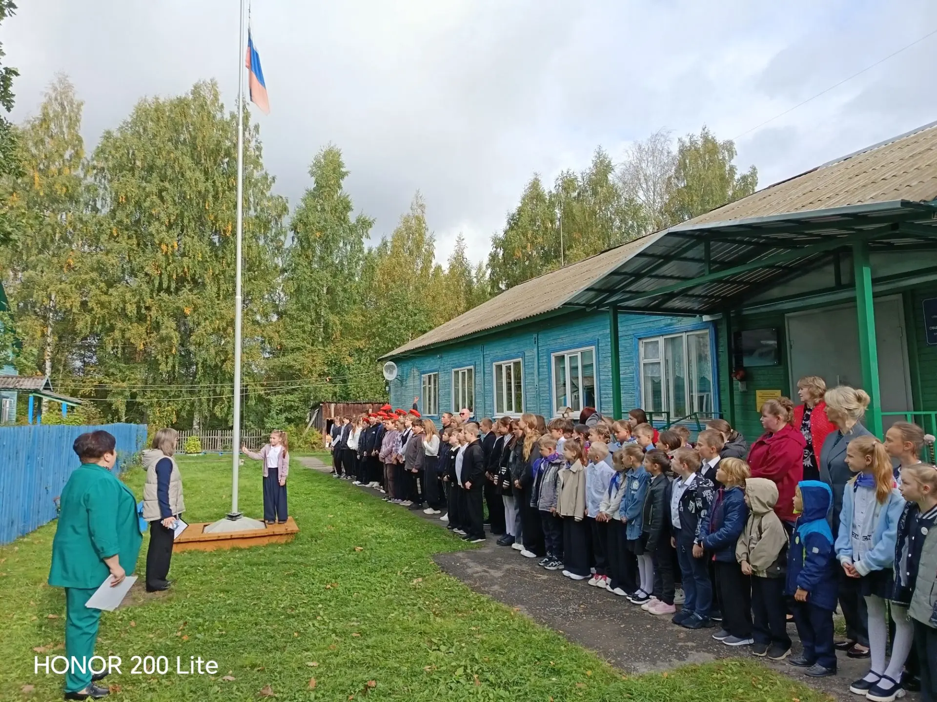 Сегодня школьный двор собрал учащихся на традиционную линейку с поднятием флага и испол...