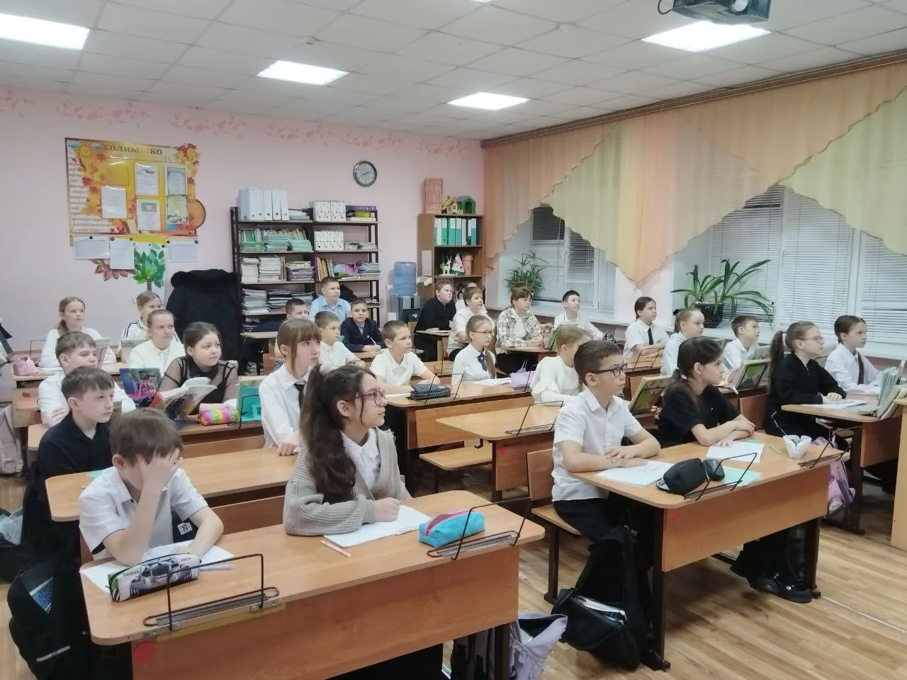 📚Начали новую учебную неделю с традиционной линейки выноса флага и исполнения Гимна Российской Федер