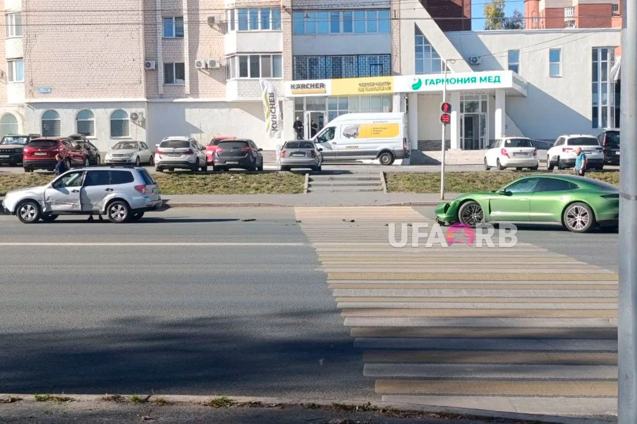 🚗 Порш и Субару столкнулись возле остановки бульвар тюлькина.