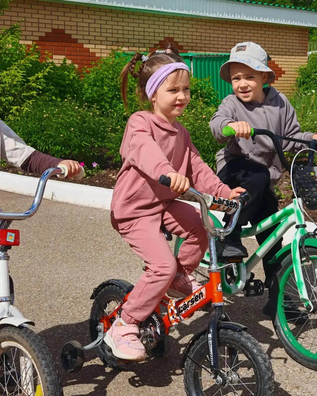 🚴В детском саду прошли весёлые соревнования по велоспорту и самокатам!