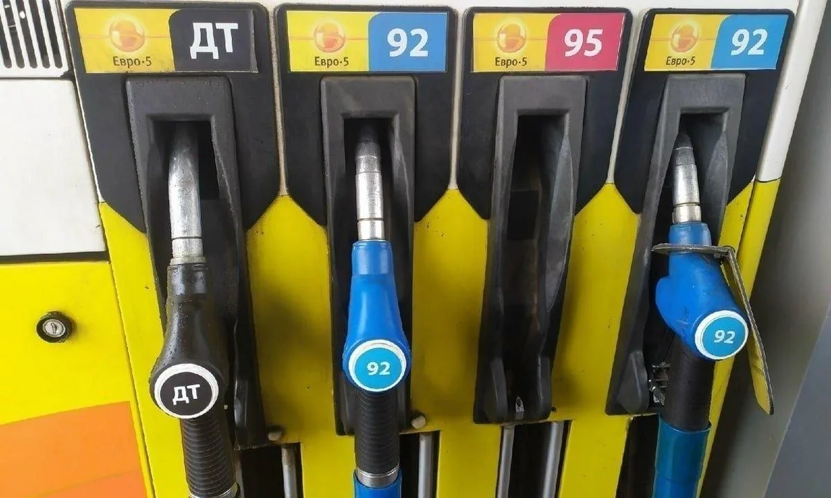 В Питере начали снимать ограничения на продажу бензина ⛽️

На заправках сетей «Лукойл» и «Газпромнеф