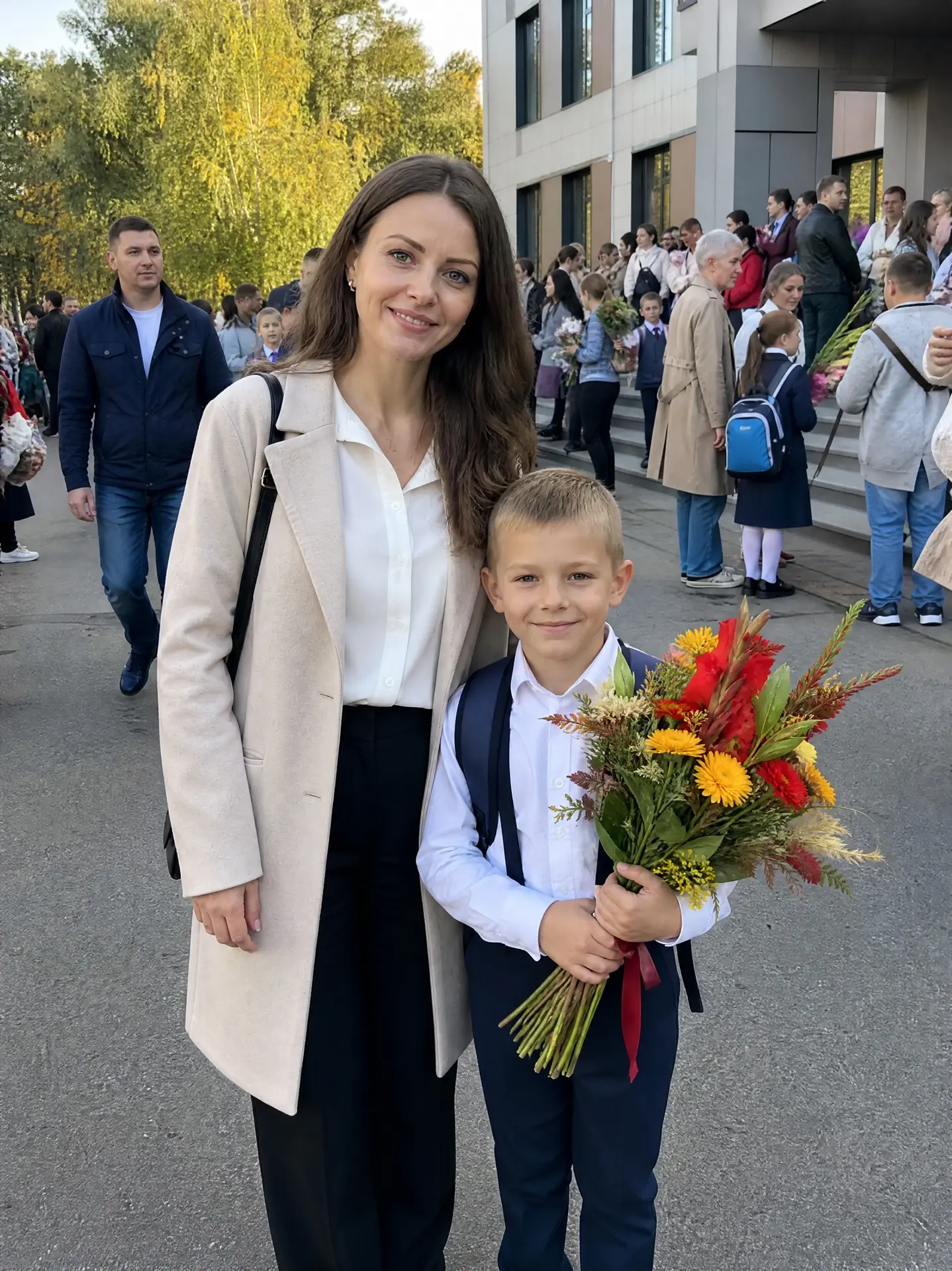 Поймали с сыном такой хороший кадр у школы, но сзади, конечно, полный аншлаг: родители,...
