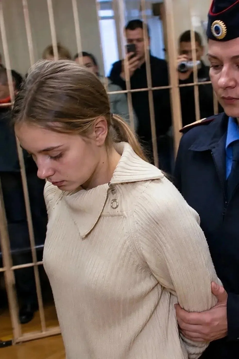 Муж пришел в суд, чтобы лишить жену родительский прав. Но на суде их 10-летняя дочь спо...