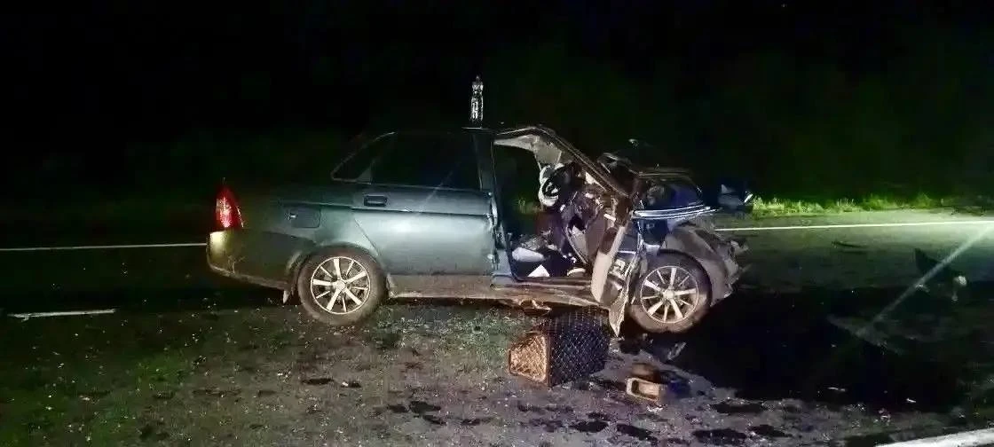 ‼В Новоорском районе 22-летний водитель «Приоры» врезался в трактор и погиб — 14-летняя пассажирка в