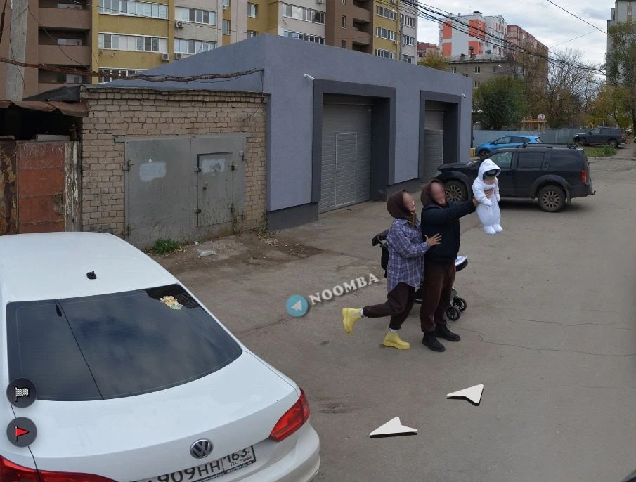 В Яндекс-панорамах обнаружили невероятно милую семейную пару: увидев машину с камерой, ...