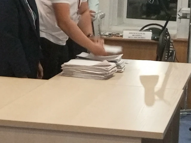 Вот в этих двух пачках, как нас старается убедить избирательная комиссия, около 2000 бю...