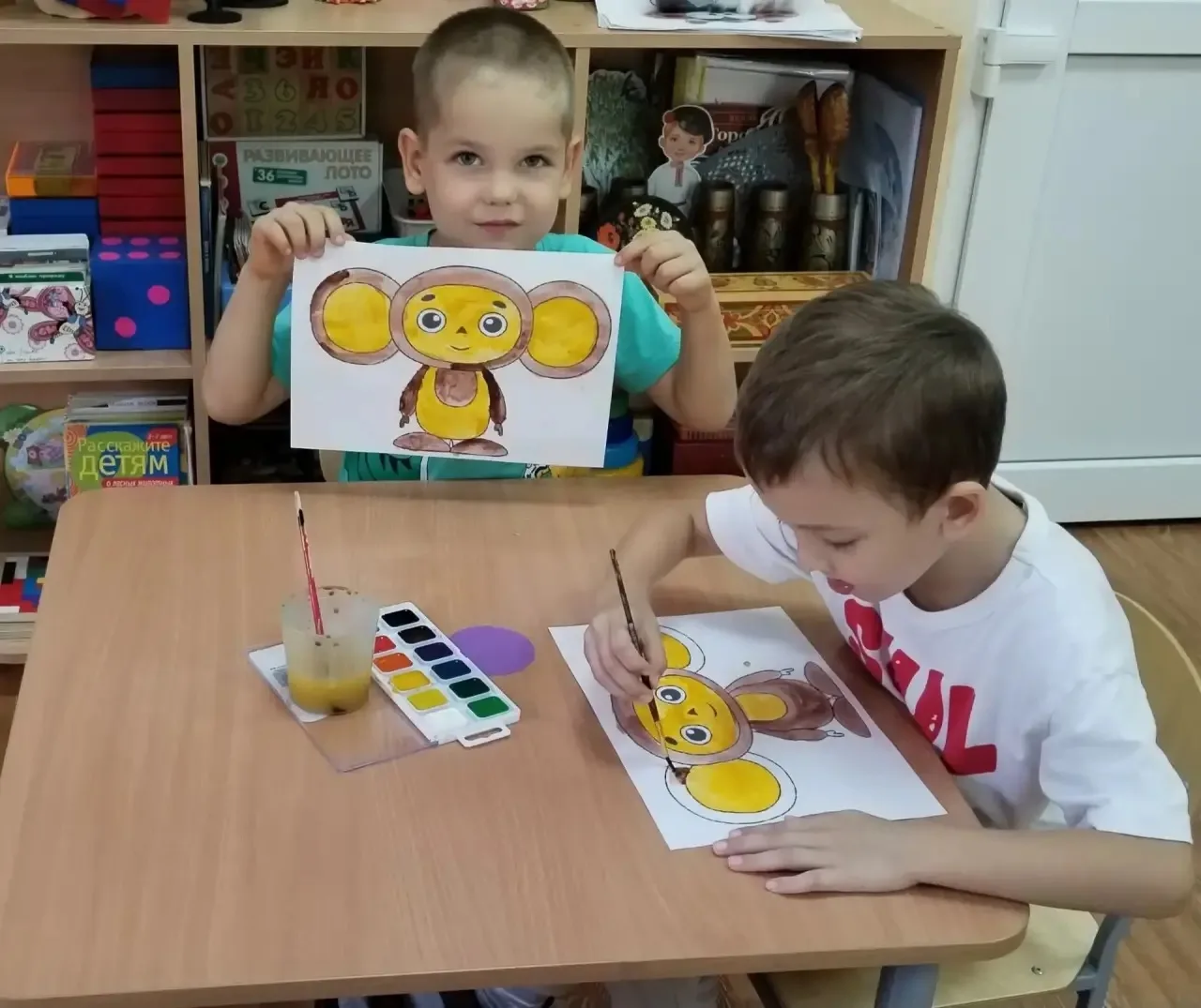«Продолжаем знакомиться с волшебством акварели! 🎨 На этот раз ребята рисовали Чебурашк...