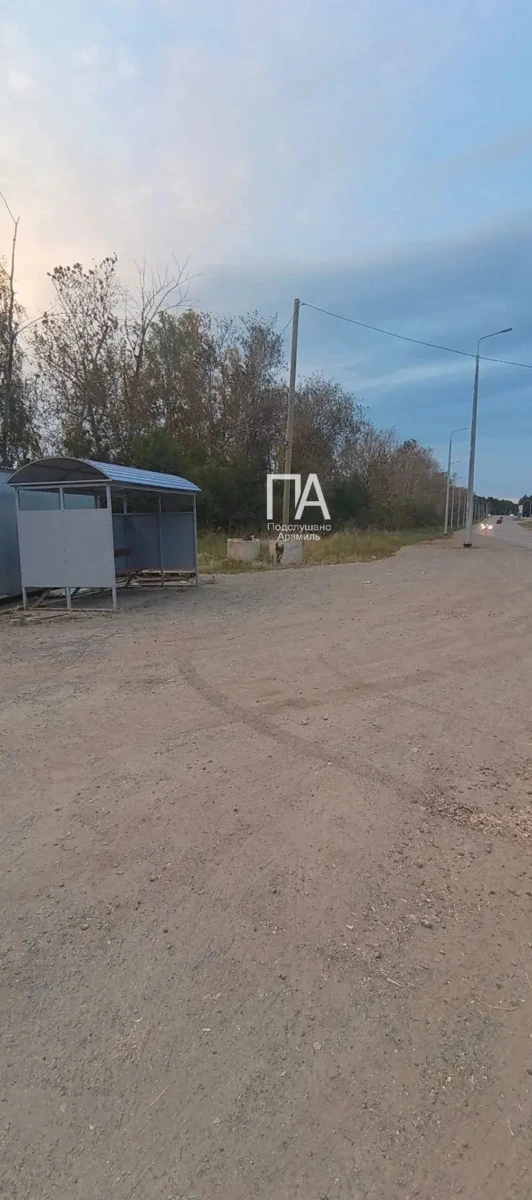 У заправки «Газпром» появилась новая автобусная остановка. Правда, пока без опознавател...