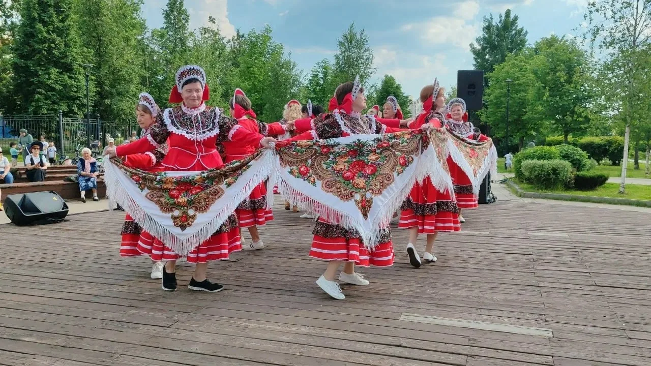 На летней сцене Ландшафтного парка состоялся праздничный концерт ко Дню России 🎉 Выступили наши тан