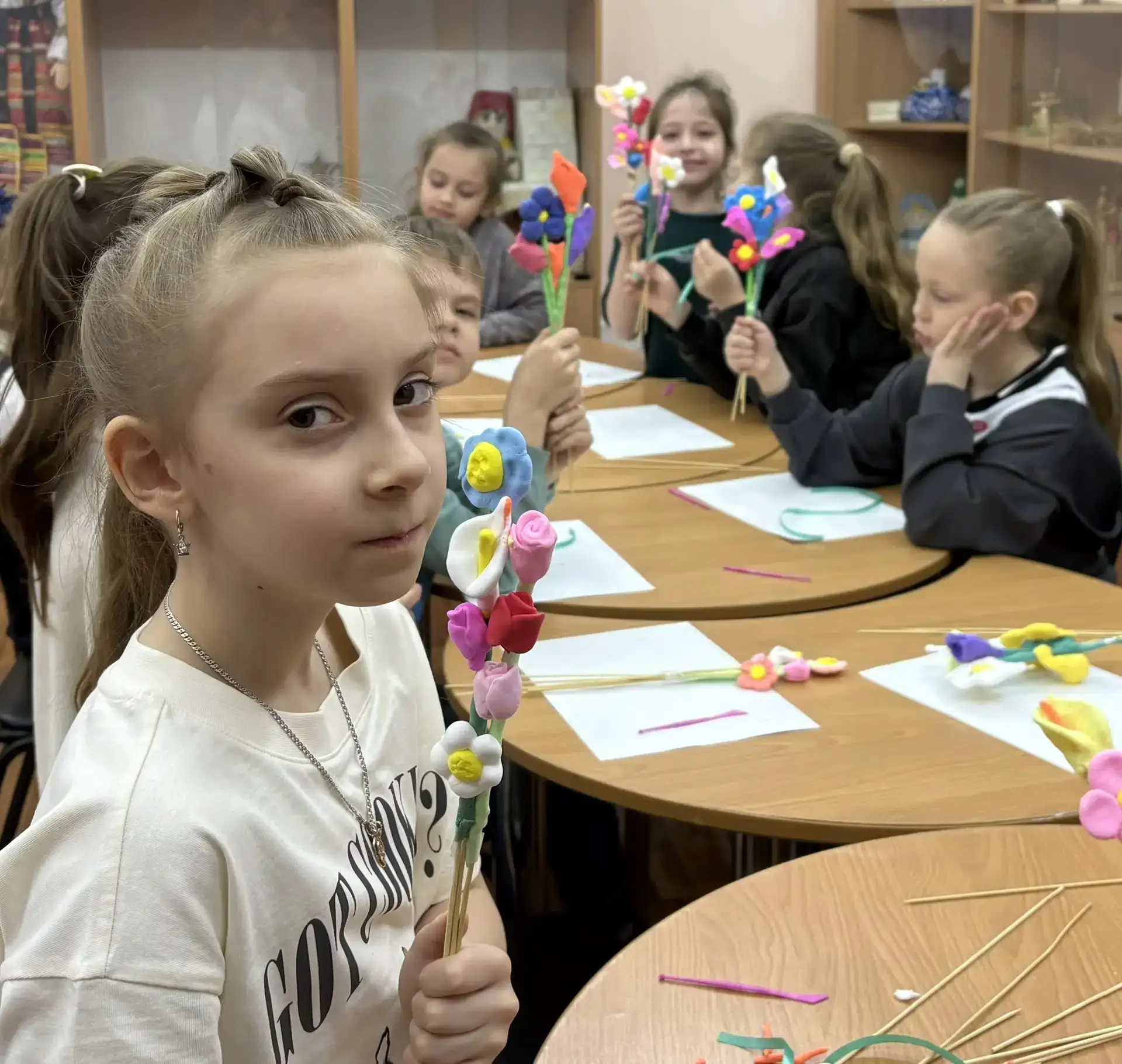 🌷 «Весенний  букет» 🌷      Ученики 1 «А» класса побывали в БЦВР на увлекательном мастер‑классе «Весе