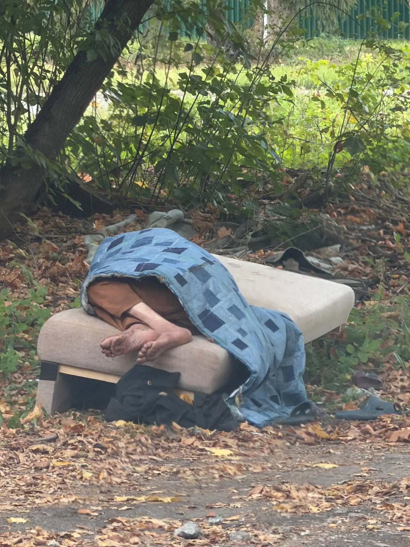 😳Лежит человек возле Баныкинского кладбища, видны только ноги