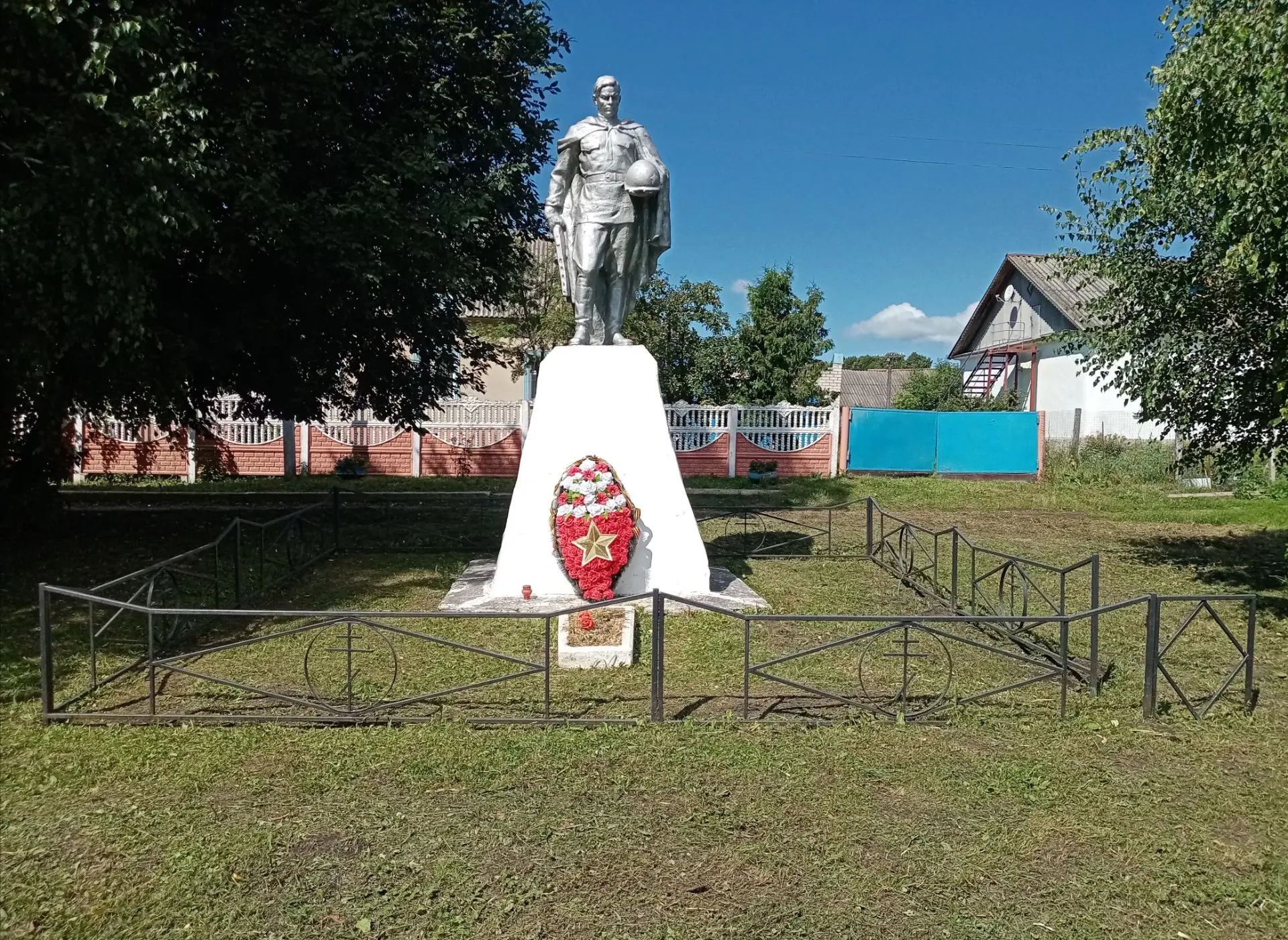 Никольский КДЦ провёл благоустройство воинских захоронений в с. Никольское и с. Философово.
