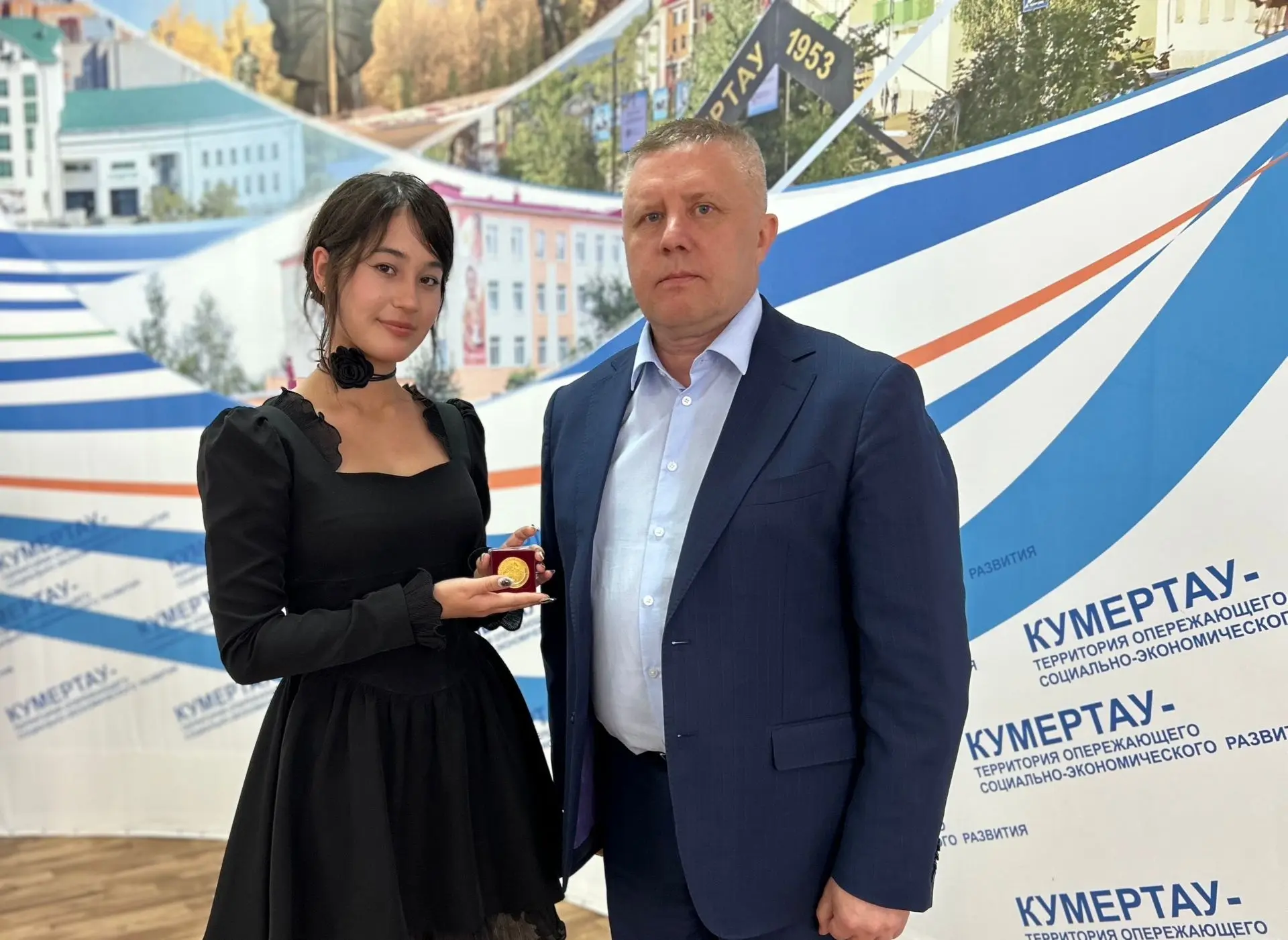 НАШИ ВЫПУСКНИКИ — ЛУЧШИЕ!
В администрации г. Кумертау мэр Олег Анатольевич Астахов вручил лучшим уче