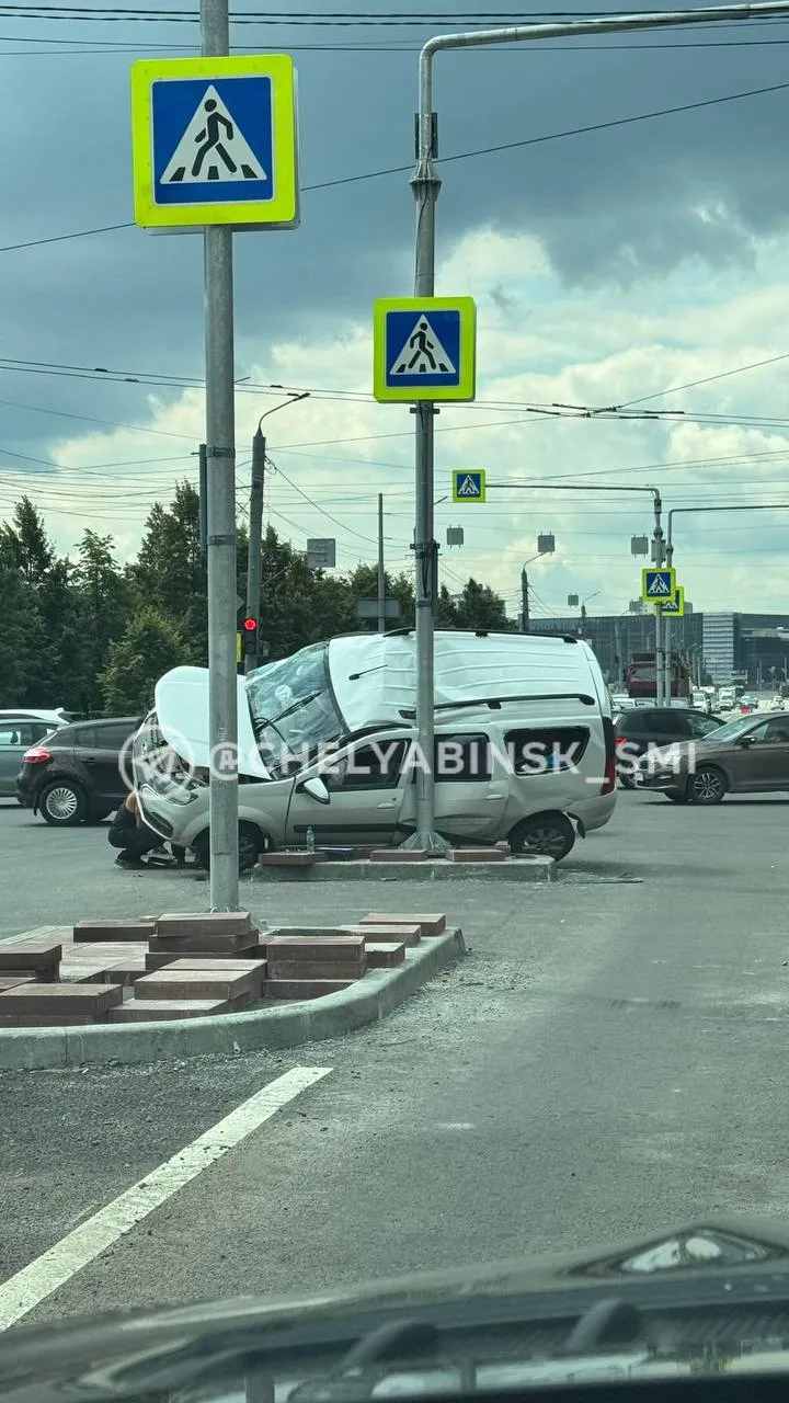 🤯 «Ларгус» повис на столбе после жёсткого ДТП на Братьев Кашириных