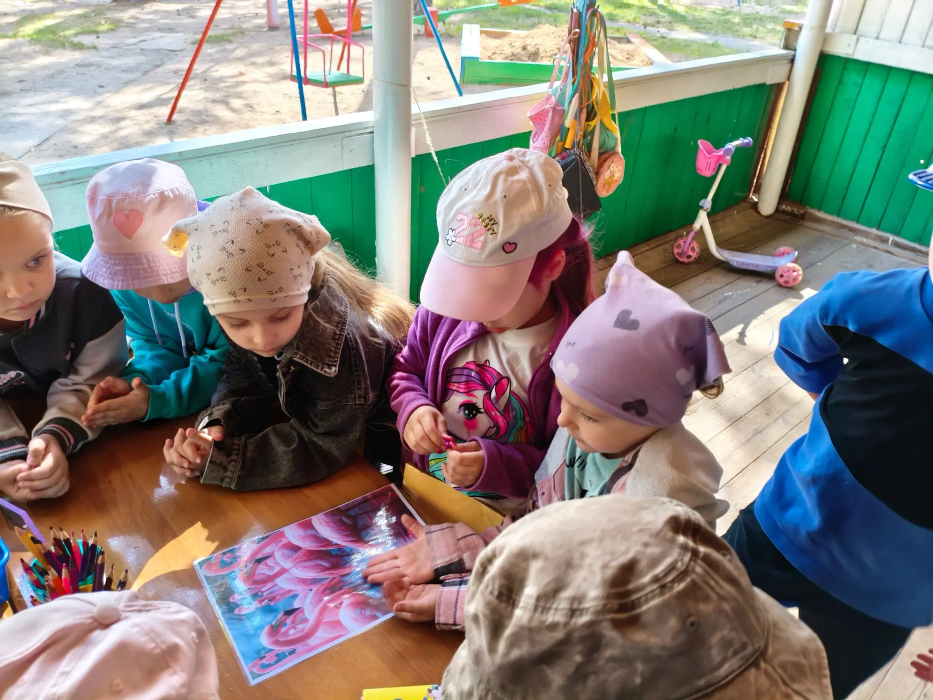 "Шея длинная у птицы, 
Нос-крючок, а ноги-спицы. 
Ярко пёрышки горят
Словно розовый закат. 
Сегодня 