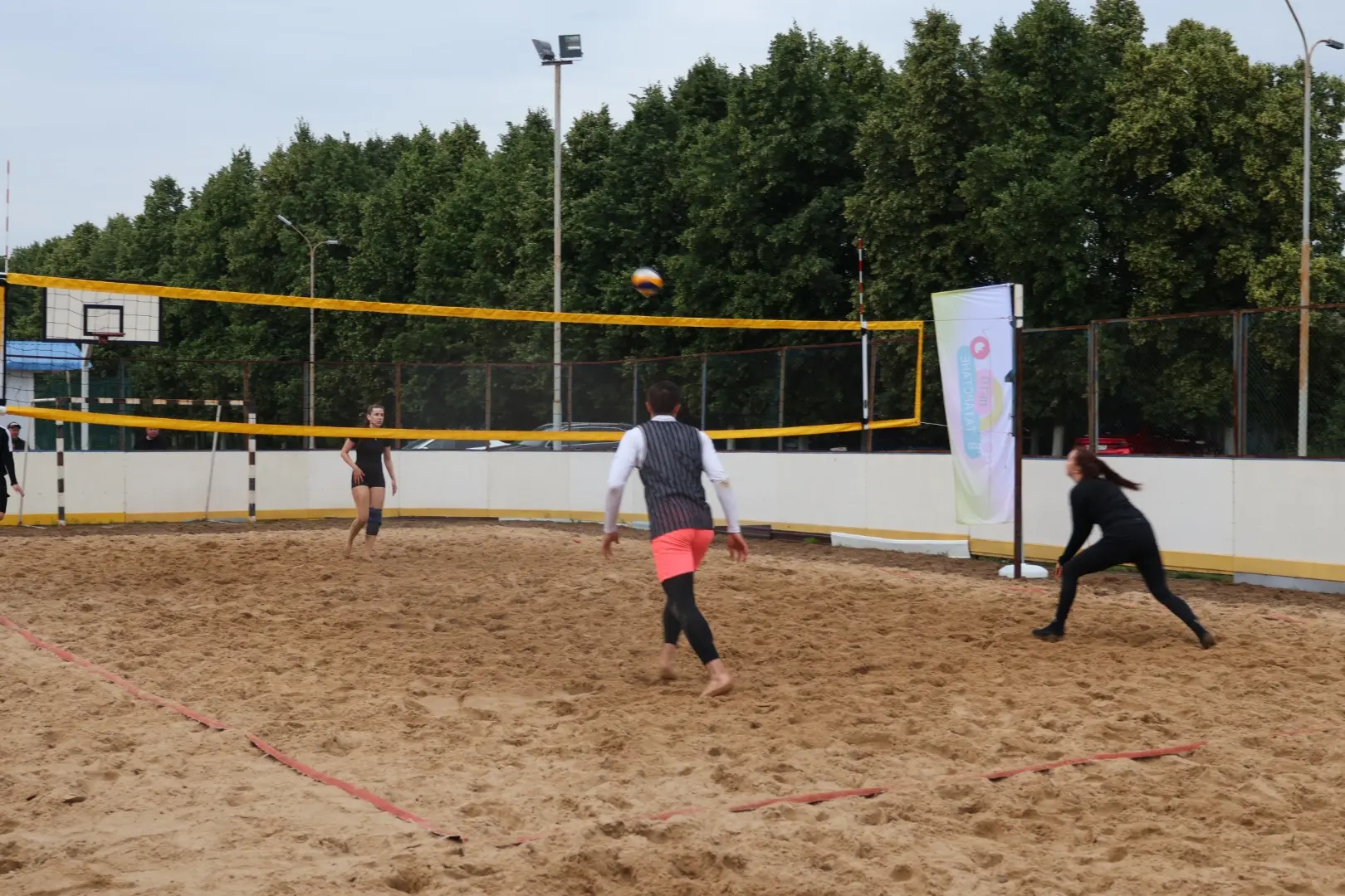 🏐 Пляжный волейбол в День молодёжи: спорт, солнце и праздник!