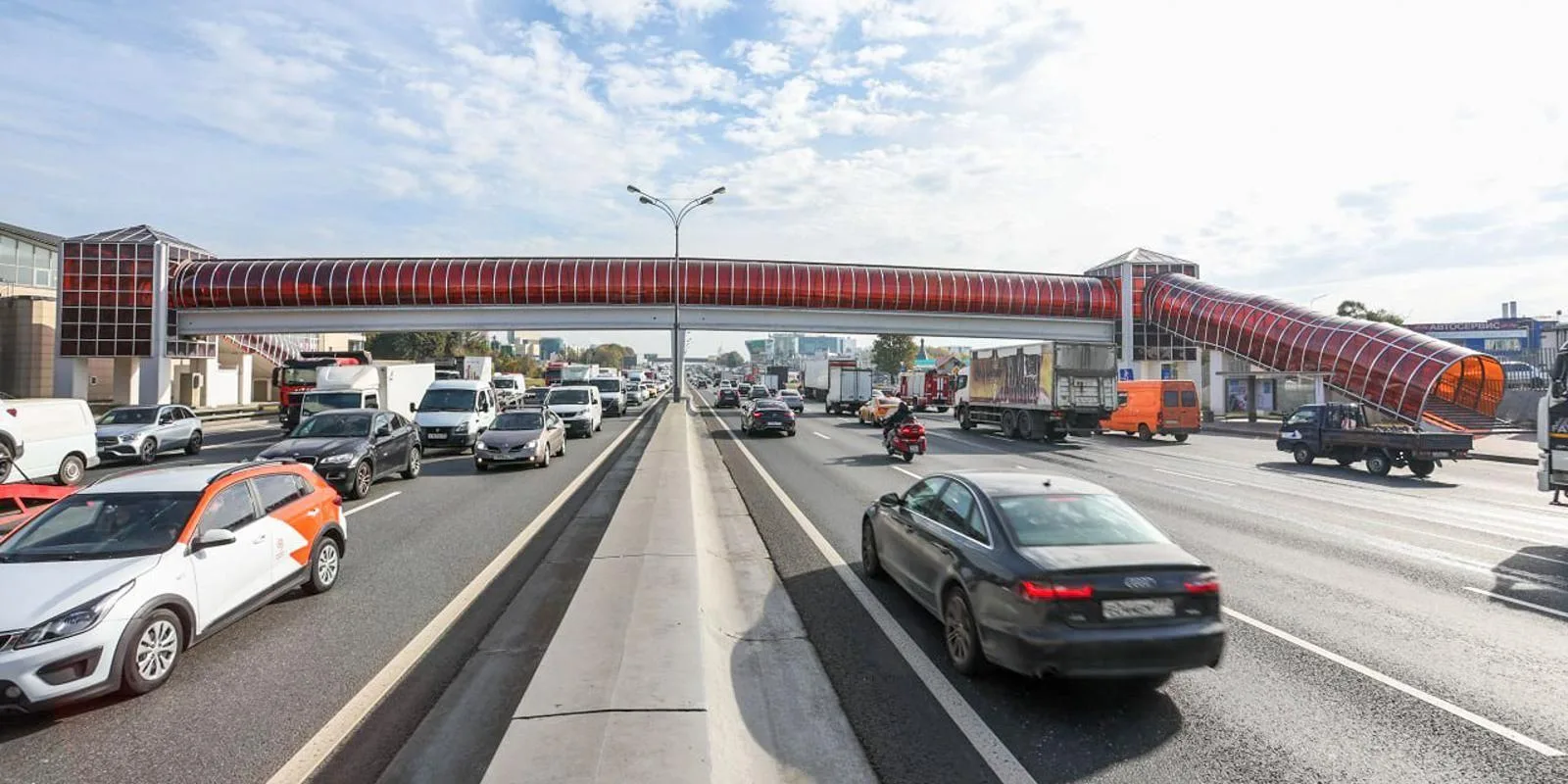 Заменили остекление 13 надземных пешеходных переходов   Общая площадь составила 116,1 тыс. кв. метро